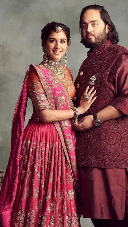 <p>अनंत अंबानी की होने वाली पत्नी राधिका मार्चेंट के आए दिन नए लुक सामने आते रहते हैं। उनके लुक इतने डीसेंट होते हैं कि हर कोई उसके बारे में जानना चाहता है। </p>
