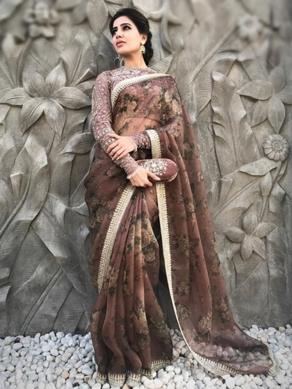 <p>ब्राउन कलर की फ्लोरल साड़ी पर गोटा लेस लगी हुई है। कानों में छोटी इयररिंग पहनी है, मिनिमल मेकअप के साथ लुक को कंप्लीट किया है। जिसमें वह बहुत ग्रेसफुल लग रही है।</p>
