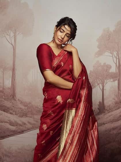 <p>सिल्क साड़ी रॉयल साड़ी मानी जाती है। और इसके साथ सोने का आभूषण शानदार लगता है। होली में इस साड़ी को पहनकर आप एकदम पारंपरिक और सुशील बहू लगेंगी।</p>
