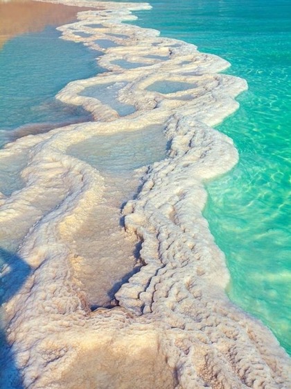<p>ये समुद्र जॉर्डन और इजराइल के बीच स्थित है और इसे डेड सी (Dead Sea) के नाम से जाना जाता है।  यह समुद्र दुनिया की सबसे गहरी खारे पानी की झील के रूप में प्रसिद्ध है। </p>

