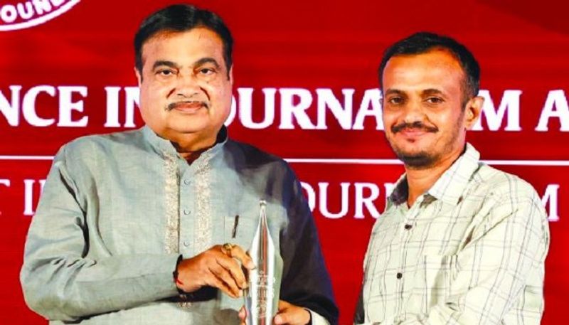 Nitin Gadkari presented Goenka Award to Yadgir Kannada Prabha Reporter  Anand Sowdi grg 