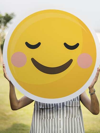 <p>अपने आप से सकारात्मक बातें करें। मतलब खुद से ऐसा बोलें, जो आपको प्रेरित करे। यह आपको अंदर से मजबूत बनाना है और सकारात्‍मकता बढाता है।</p>
