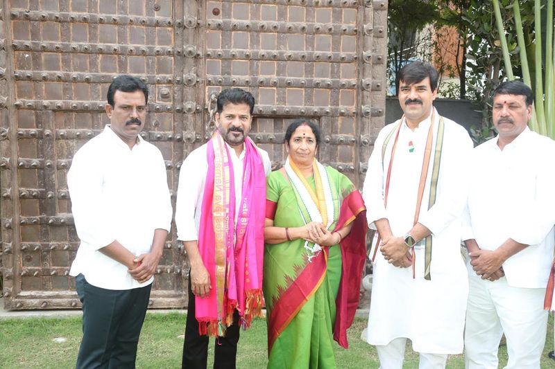 Mahabubnagar zp chairperson swarna sudhakar reddy joins in Congress lns