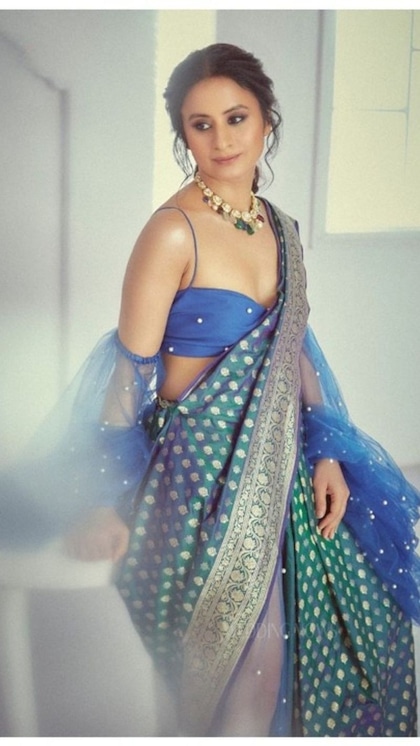 मचल उठेगा पतिदेव का जिया,पहनें मिर्जापुर की बीना भाभी जैसी 10 Saree