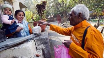 inspirational story of delhi 85 year old man Omkar Nath Sharma medicine-baba who donate medicine zrua