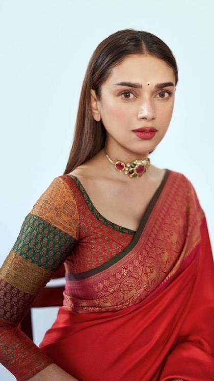 पलटकर देखने को होंगे लोग मजबूर, पहनें प्लेन साड़ी विद Designer Blouse