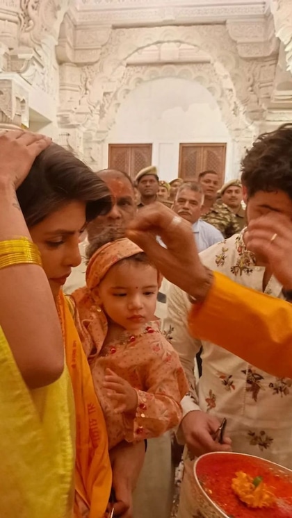 <p>राम जी के दर्शन के लिए प्रियंका चोपड़ा बेटी मालती को भी अपने साथ ले गईं। इस दौरान पीच कलर की फ्रॉक और हेयरबैंड में वो काफी प्यार लग रही हैं।</p>
