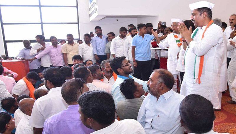 Clash in Congress Meeting in Haveri of Lok Sabha Election 2024 grg 