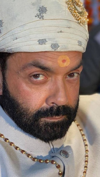 <p>OTT वेब सीरीज 'आश्रम' में ढोंगी बाबा का निगेटिव करेक्टर निभा कर बॉबी देओल बॉबी देओल ने अपने डूबते करियर को मानों ऊचांई पर ला दिया हो। <br />
 </p>
