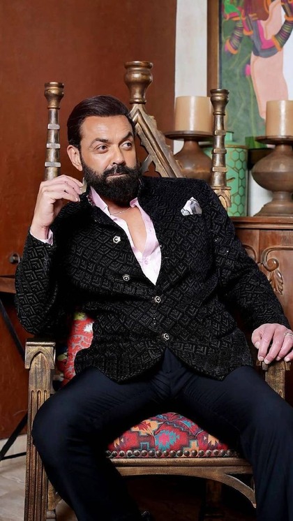 <p>बॉबी देओल आज के समय में ऐसे अभिनेता बन चुके हैं जिसे फिल्म में लेने का मतलब है फैंस का भर-भर के प्यार मिलना। एनिमल फिल्म में बॉबी के अंदाज के फैंस दीवाने हो चुके हैं।</p>
