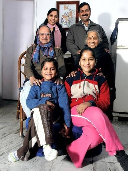 <p>केजरीवाल के पिता गोविंद राम केजरीवाल इलेक्ट्रिकल इंजीनियर थे, जबकि मां गीता देवी हाउस वाइफ। तीन भाई बहनों में अरविंद सबसे बड़े हैं। उनका एक छोटा भाई और छोटी बहन भी है।</p>

<p> </p>
