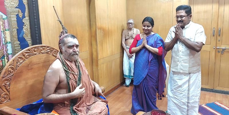 ammk general secretary gets blessings from kanchi shankaracharya in kanchipuram vel