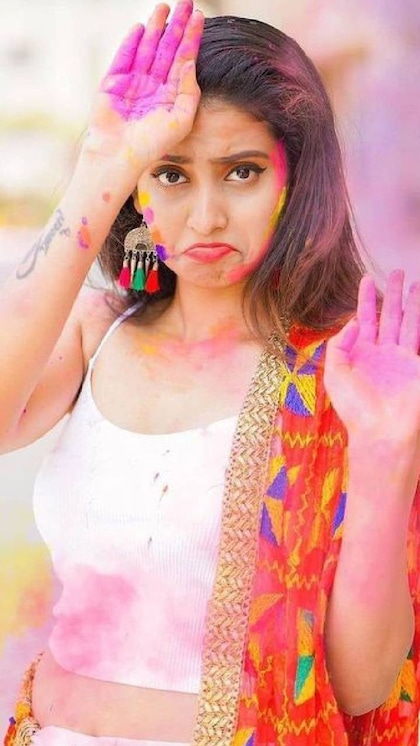 <p>होली के रंग से जब माहौल रंगीला हो जाता है तो बस उसे निहारते रहने का मन करता है। अगर आपको होली की यादों को बेहतरीन बनाना है तो होली में फोन से क्लिक करने के कुछ तरीके जान लें।</p>
