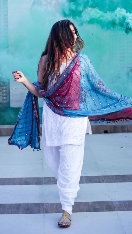 <p>इस बार 25 मार्च को होली खेली जाएगी। वहीं अगर आपने अभी तक आउटफिट डिसाइड नहीं किया है तो परेशान होने की जरुरत नहीं है। पुराने कपड़ों से भी स्टाइलिश लुक क्रिएट कर सकती हैं। </p>
