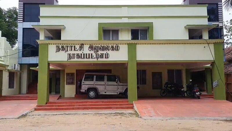 dmk person fight with municipality workers in nagapattinam municipality office video goes viral vel