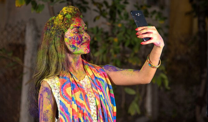 playing holi with  colours your phone or smartwatch will not get damaged,  try these  5 tricks-sak