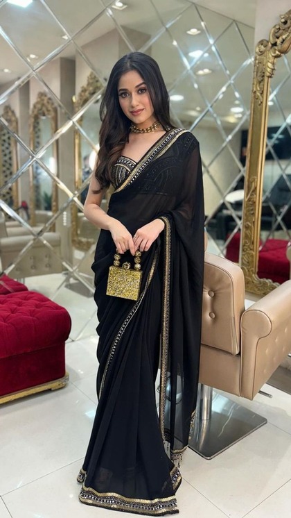 <p>ब्लैक प्लेन साड़ी महफिल में जान डाल देती है। आप भी जन्नत जुबैरी की तरह साड़ी को हैवी ब्लाउज संग वियर करें। मेकअप जितना सिपंल होगा अटायर उतना खिलेगा। </p>
