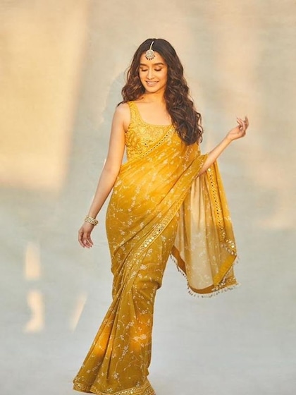 <p>श्रद्धा ने हैवी वर्क की एंब्रायडर्ड मस्टर्ड साड़ी पहनी है  इसके साथ उन्होंने मांग टीका कैरी किया है आप चाहे तो जूड़ा भी बना सकती हैं,  सुंदर लगेंगी।</p>

