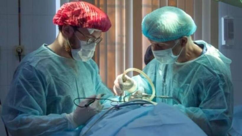 Amazing Incident:  युवक के पेट में मिली 12 इंच की जिंदा मछली, डाॅक्टर भी रह गए Shocked