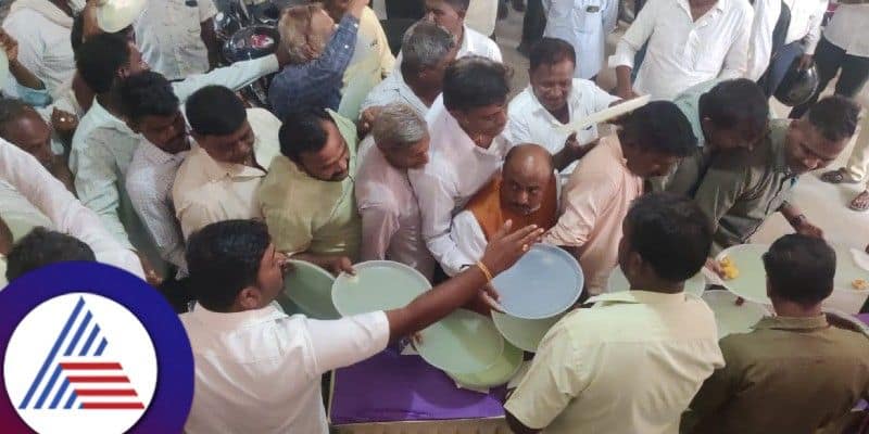 Hubballi Lok sabha election 2024  bjp workers fight each others for food at dharwad rav