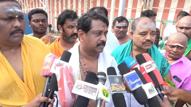 mla nainar Nagendran did special prayer for parliament election at tiruchendur temple in thoothukudi vel