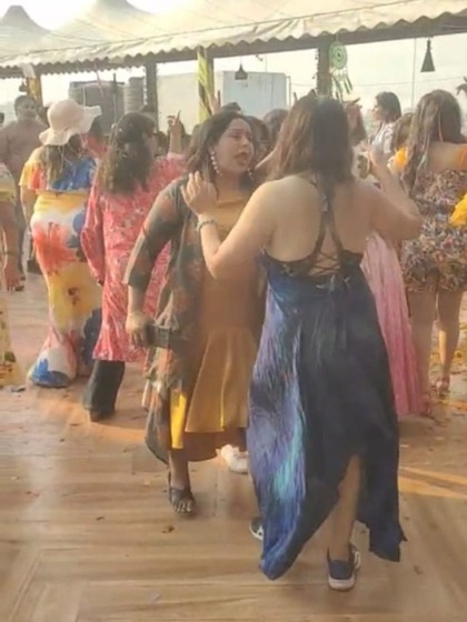 नो कन्फ्यूज़न- ये कोई  बॉलीवुड की  पार्टी नहीं होली पार्टी है.....