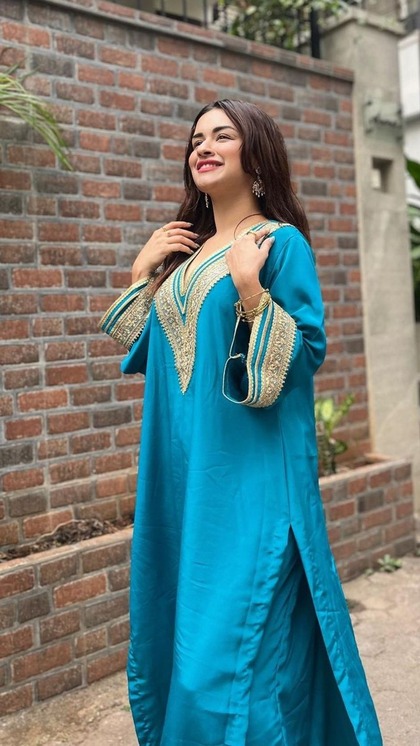 <p>गर्मी ज्यादा लगती हैं तो अवनीत कौर की तरह लूज स्लीव्स वाले पाकिस्तानी सूट ट्राई करें। समर में ये सूट डिजाइन स्टाइलिश लुक देने के लिए परफेक्ट है। </p>
