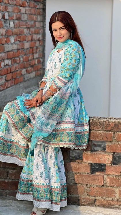 <p>कॉटन शरारा सेट भी ऑफिस वियर के लिए अच्छा ऑप्शन है। ये ज्यादा महंगे भी नहीं होते और गर्मी से भी बचाते हैं आप मिनिमल मेकअप और पोनीटेल के साथ लुक पूरा कर सकती हैं। </p>

