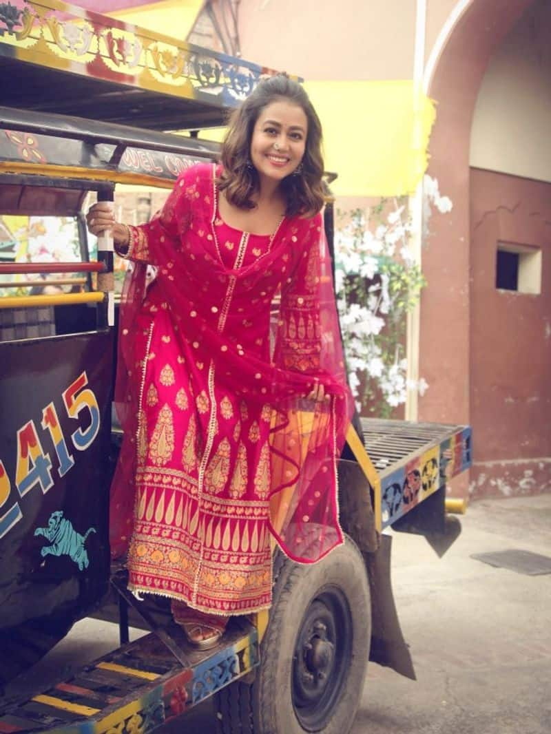 neha kakkar 8 suit for holi zkamn