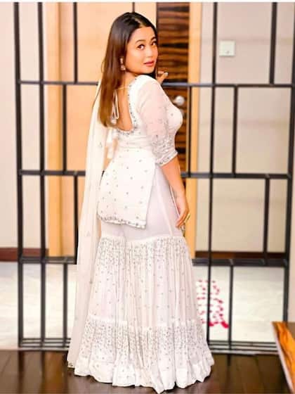 <p>नेहा ने व्हाइट शरारा सूट पहना है। होली के दिन के लिए ये ऑउटफिट एकदम परफेक्ट रहेगा। Myntra पर इस तरह का सूट आपको 2500 तक आसानी से मिल जाएगा। </p>
