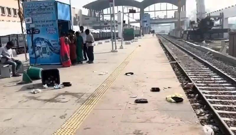 Videos Show Ayodhya Railway Station's Poor Upkeep, Sanitation Contractor Fined sgb