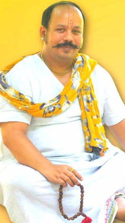 <p>प्रेमानंद महाराज के गुरु का नाम मोहित मराल गोस्वामी हैं। वे वृंदावन के राधाबल्लभ मंदिर के सेवायत हैं। प्रेमानंद महाराज अक्सर उनसे मिलने और आशीर्वाद लेने जाते रहते हैं।</p>

<p> </p>
