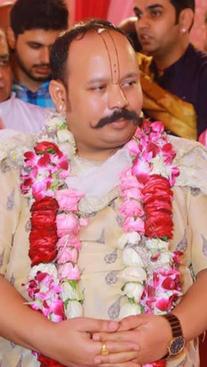 <p>जब प्रेमानंद बाबा वृंदावन आए तो वे प्रतिदिन राधाबल्लभ मंदिर में दर्शन करने जाते थे और कईं घंटों तक वहीं बैठकर भगवान के दर्शन किया करते थे। तभी गोस्वामी जी नजर उन पर पड़ी।</p>
