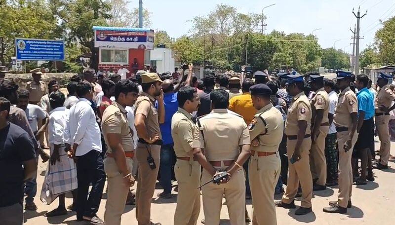 Thoothukudi Fisher men strike in front of harbor gate after union arrest ans 