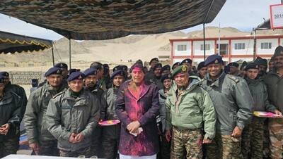 Happiest Moment: लेह में सेना के जवानों संग रक्षामंत्री राजनाथ सिंह ने मनाई होली, शुरू कर गए ये नई परंपरा