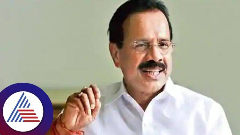 Lok sabha election 2024 Karnataka former CM DV Sadanand Gowda visited Puttur Mahalingeshwar temple rav