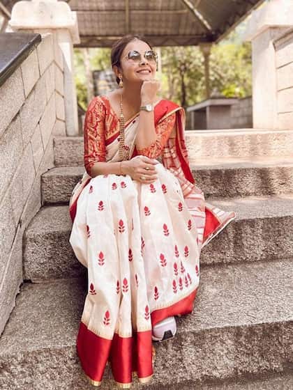 <p>गर्मियों के लिए यह साड़ी बेस्ट है। खूबसूरत और कंफर्टेबल है क्योंकि यह कॉटन की साड़ी है देवोलीना ने इसके साथ गोल्ड प्लेटेड ज्वैलरी पहनी है जिसमें वह एकदम भारतीय नारी लग रही है।</p>
