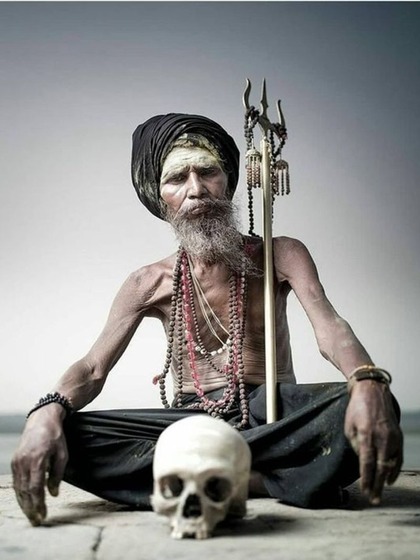 <p>अघोरी  श्मशान में जाकर तंत्र-मंत्र की सिद्धियां करते रहते हैं। इनका स्वरूप डरावना होता है।  लेकिन शमशान जैसी जगहों पर सहजता से रहते हैं और तंत्र क्रियाएं सीखते हैं</p>
