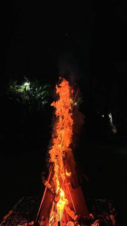 <p>होलिका दहन का कार्यक्रम घर में आयोजित किया गया था। बच्चन परिवार के सभी सदस्यों ने होली का जमकर सेलिब्रेशन किया। </p>
