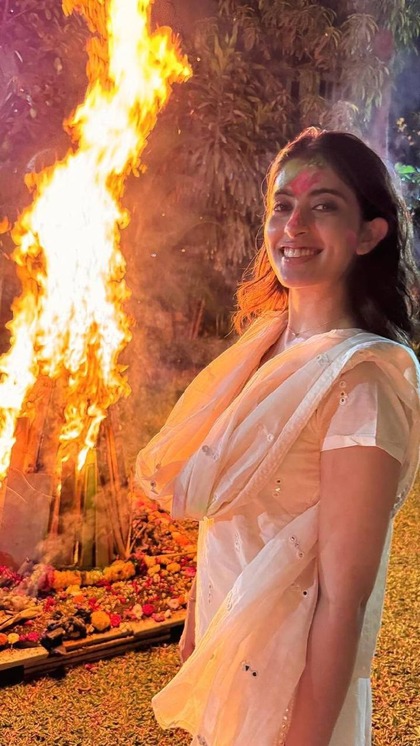 <p>अमिताभ बच्चन की नातिन नव्या की होली की खूबसूरत फोटोज नाना-नानी संग शेयर की।  </p>

