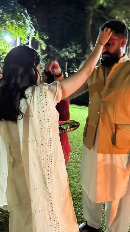 <p>अमिताभ बच्चन की नातिन नव्या नवेली नंदा ने होली सेलिब्रेशन की फोटो सोशल मीडिया में शेयर की हैं। अमिताभ बच्चन की नातिन नव्या ने मामा-मामी अभिषेक और ऐश्वर्या संग होली मनाई।</p>
