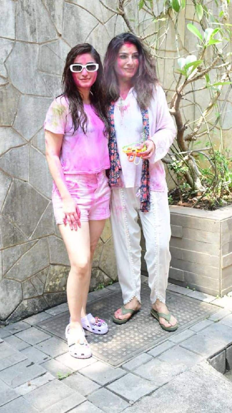   raveena tondon with daughter rasha dia mirja farhan akhtar played holi 2024 javed akhtar shabana azmi house xbw