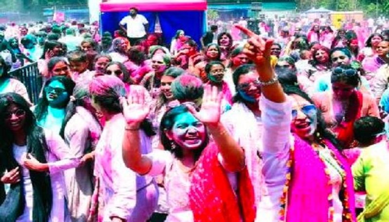 People Celebrate Holi Festival Using Drinking Water in Bengaluru grg  