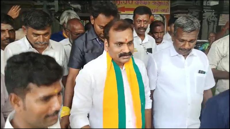 nilgiris bjp candidate l murugan visit bannariamman temple in erode district vel