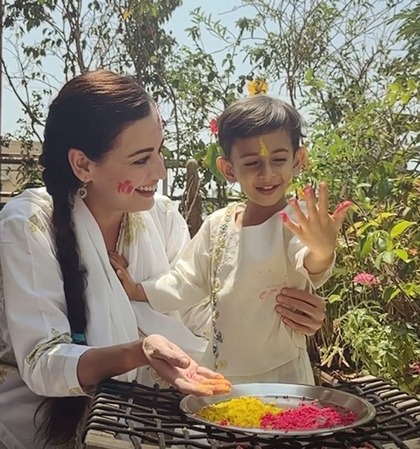 <p>दिया मर्जा ने बेटे अव्यान के साथ होली सेलिब्रेट की। उन्होंने इंस्टाग्रान पर फोटो भी शेयर की है। एक्ट्रेस का बेटा बिल्कुल मां पर गया है।</p>
