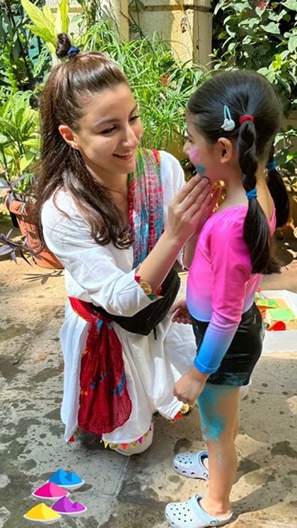 <p>सैफी अली खान की बहन सोहा ने भी इस साल जमकर होली खेली। वह बेटी इनाया और पति कुनाल खेमु के संग खूब मस्ती करती हुईं नजर आईं।</p>
