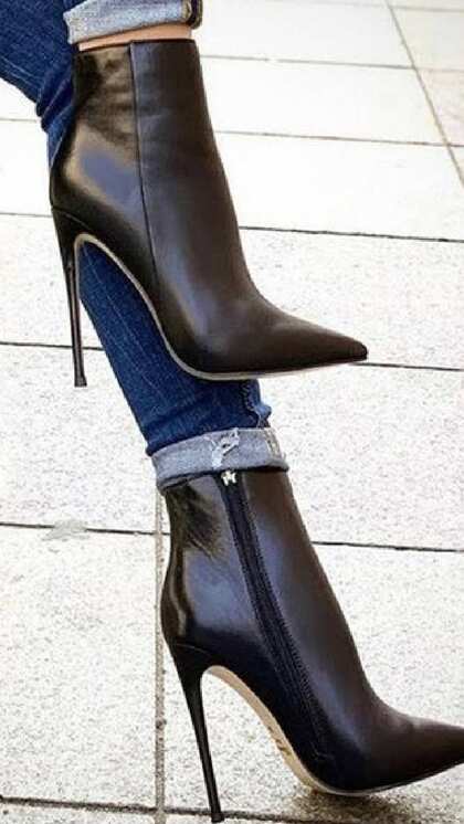 Full length डेनिम के साथ  pointed toe booties खूब फबते हैं।