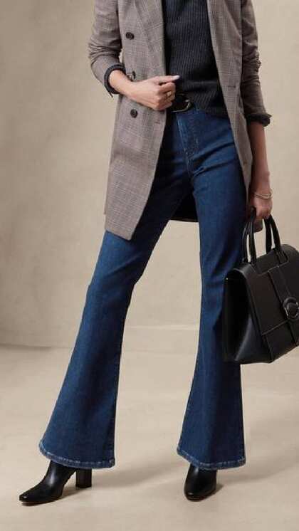 Bootcut/ flare  के साथ  Heels कूल लुक के लिए जरूर ट्राई करें।