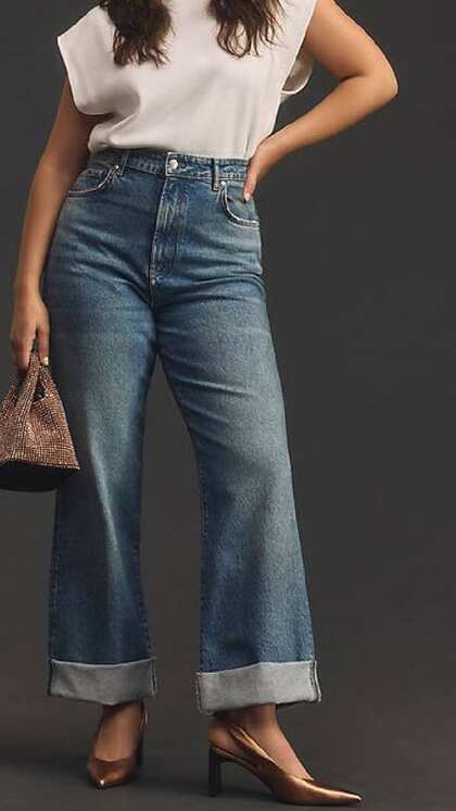 Wide leg denim के साथ  sandal भी कूल लुक देती है।