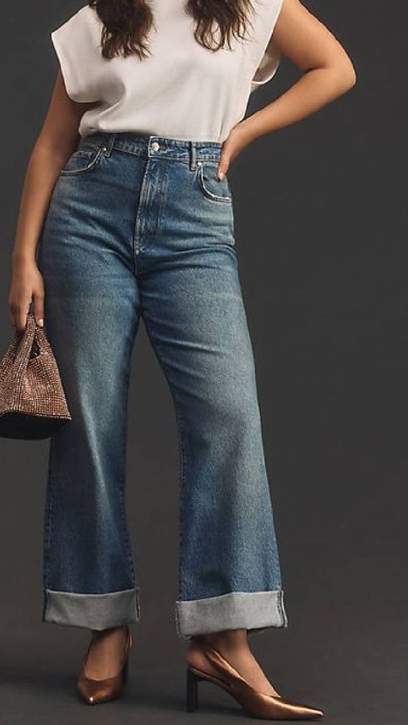 Wide leg denim के साथ sandal भी कूल लुक देती है।